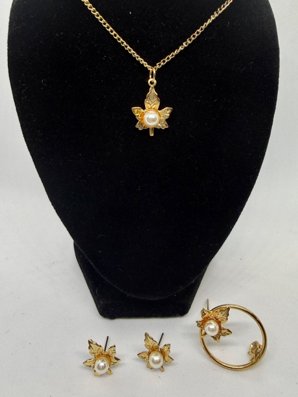 Vintage Gold Tone Faux Pearl Maple Leaf Jewelry Set Brooch Necklace Earrings Box